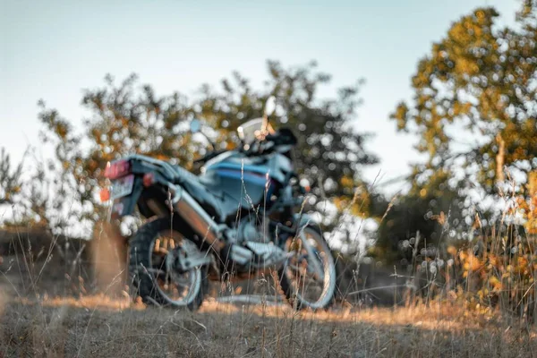 Zaparkowany Motocykl Słonecznym Polu Wsi — Zdjęcie stockowe