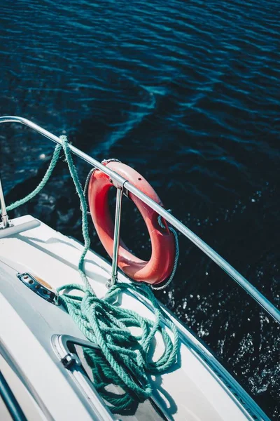 Eine Vertikale Aufnahme Eines Rettungsrings Und Eines Seils Der Seite — Stockfoto