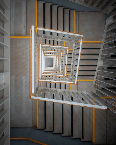 Une Vue Verticale Sur Dessus Escalier Rectangulaire Avec Balustrades Blanches — Photo