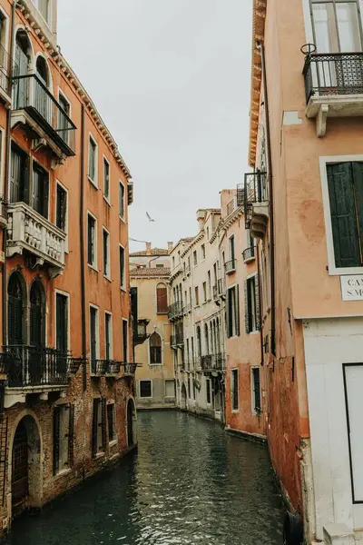 Vertical Shot Narrow Canal Venice — Stock Photo, Image