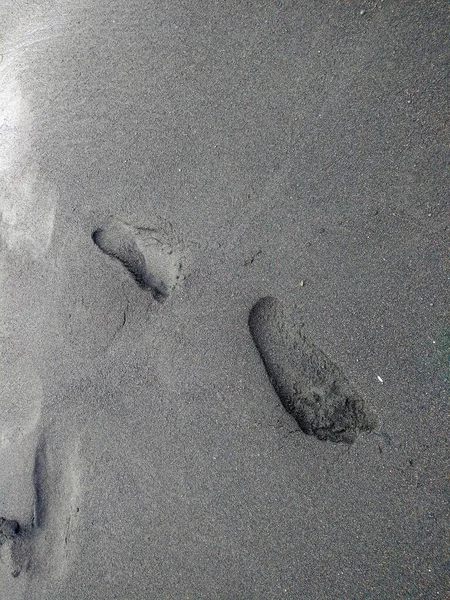 在西班牙特内里费岛的黑色沙滩上赤脚行走 — 图库照片