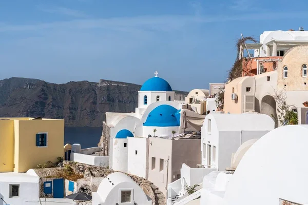 Pohled Vesnici Oia Santorini Tradičními Bílými Domy Modrými Dómy Kostely — Stock fotografie