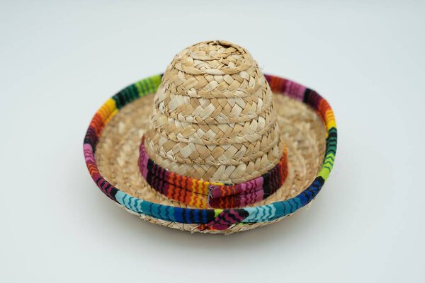 Крупный план шляпы мексиканского стиля из ротанга на белом фоне