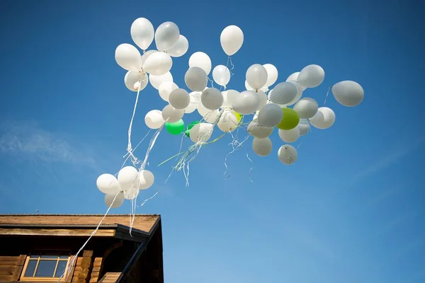 Eine Flache Aufnahme Von Einem Haufen Weißer Hochzeitsballons Die Einem — Stockfoto