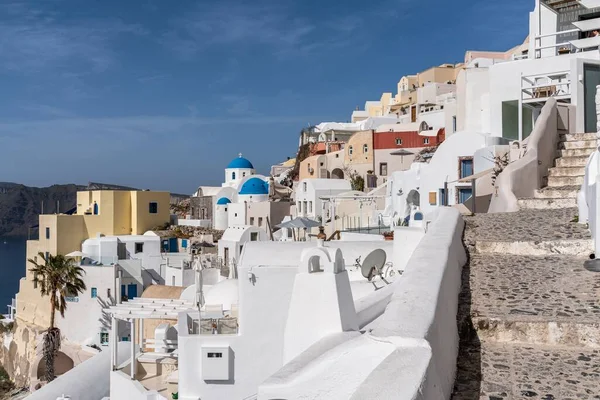 Zicht Oia Dorp Santorini Met Traditionele Witte Huizen Blauwe Koepels — Stockfoto