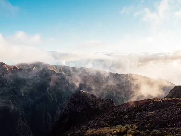 Een Prachtig Landschap Van Bergen Mist Madeira Portugal — Stockfoto