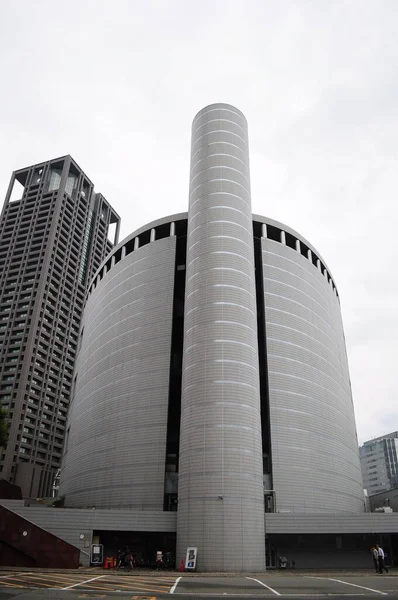 Osaka Siyah Beyaz Bir Binanın Cephesinin Düşük Açılı Görüntüsü — Stok fotoğraf