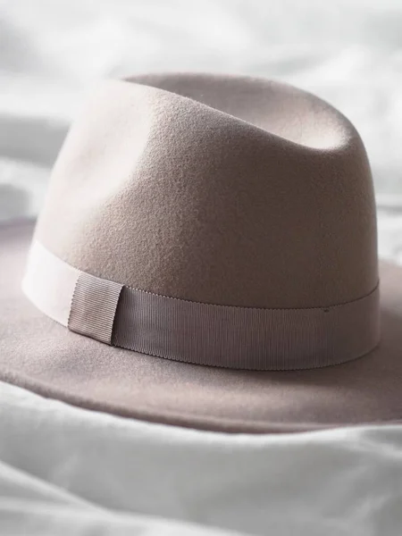 Uno Sparo Verticale Cappello Alla Moda Lenzuola Bianche — Foto Stock