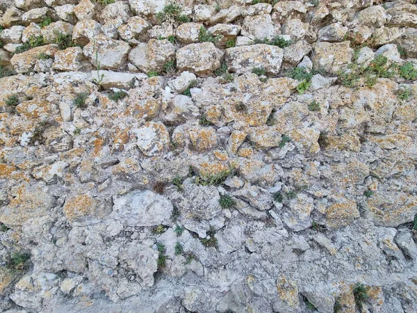 Eine Alte Verwitterte Steinmauer Überwuchert Mit Gras — Stockfoto