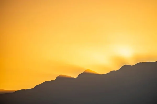 Beautiful Shot Evening Golden Sun Shining Mountain — Stock Photo, Image