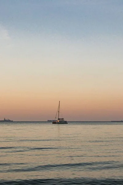 Vertical Closeup Shot Sole Boat Swimming Open Sea Isle Wight — Stock Photo, Image