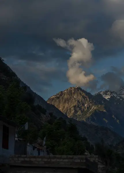 Een Verticaal Schot Van Rotsachtige Berg Piek Aanraking Donkere Bewolking — Stockfoto