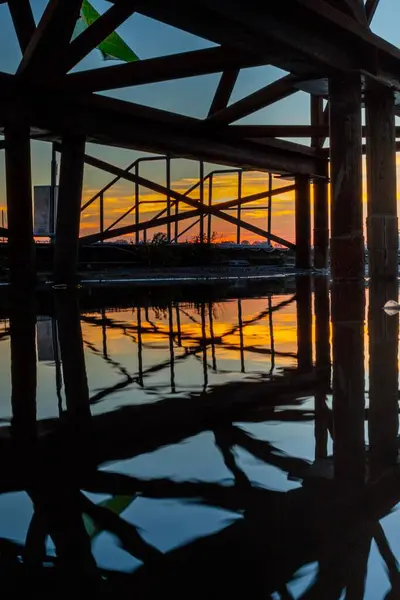 Eine Vertikale Aufnahme Einer Wasserlandschaft Mit Spiegelungen Kopenhagen Bei Sonnenuntergang — Stockfoto