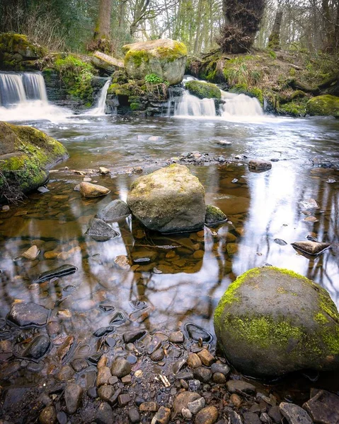 Vattenbäck Som Rinner Genom Mossiga Klippor Rivelin Valley Nära Sheffield — Stockfoto