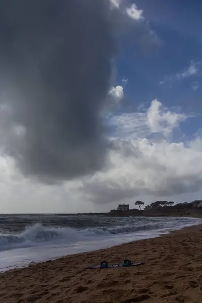 Disparo Vertical Nubes Tormentosas Sobre Una Orilla Del Mar Cote —  Fotos de Stock