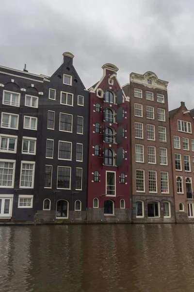 Colpo Verticale Facciate Edifici Colorati Lungo Canale Damrak Amsterdam Paesi — Foto Stock