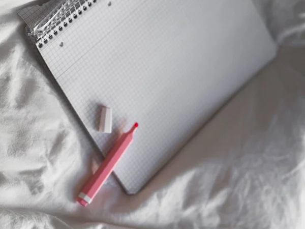 Вид Зверху Рожевої Ручки Хайлайтера Квадратному Папері Ноутбука — стокове фото