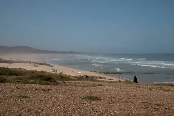 Uma Vista Das Pessoas Praia Belo Mar Dia Ensolarado — Fotografia de Stock