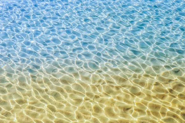 Der Blick Von Oben Auf Das Wasser Über Den Sand — Stockfoto