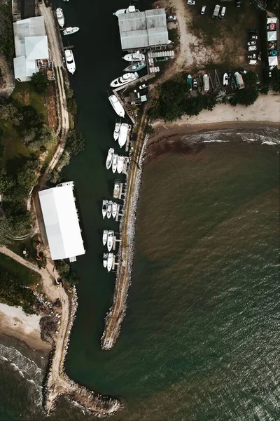 Eine Luftaufnahme Eines Hafens Mit Booten Der Vertikalen — Stockfoto