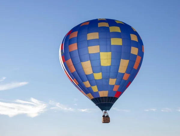 Gökyüzündeki Sıcak Hava Balonunun Yakın Çekimi — Stok fotoğraf