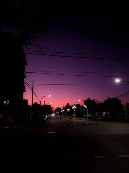 Plano Vertical Calle Vacía Faroles Contra Hermoso Cielo Amanecer — Foto de Stock