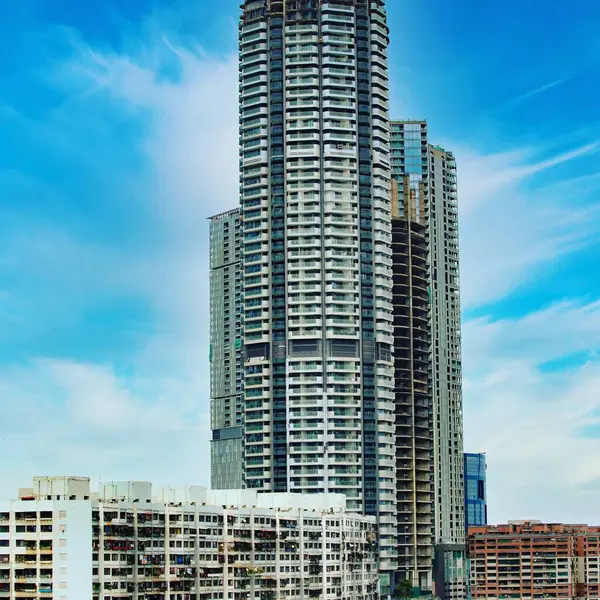 Mumbai Büyük Bina Mavi Gökyüzü — Stok fotoğraf