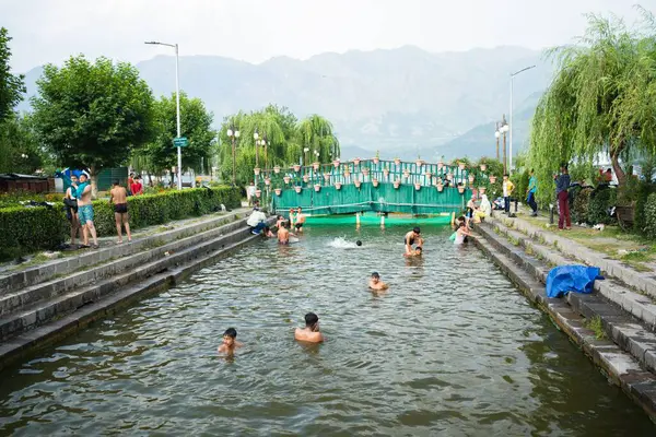 Kašmírští Chlapci Koupají Vodách Dal Lake Srinagar Jammu Kašmíru Indie — Stock fotografie