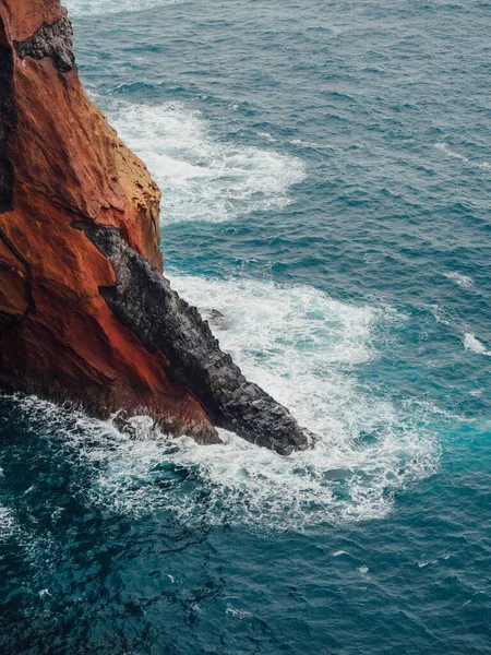 Een Verticaal Shot Van Prachtig Getextureerde Kliffen Aan Kust Van — Stockfoto