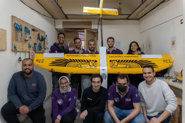 Grupa Osób Pracujących Nad Projektem Samolotu Uav Biurze — Zdjęcie stockowe