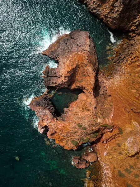 Derin Mavi Denize Bakan Kızıl Bir Kaya Tepesi — Stok fotoğraf
