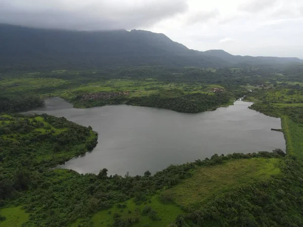 Tiro Ângulo Alto Uma Variedade Florestas Com Lago Meio Sob — Fotografia de Stock