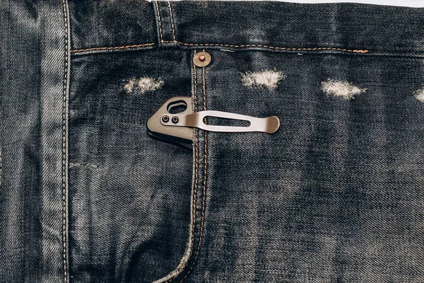 Ein Messer Der Hosentasche Eines Jeans — Stockfoto