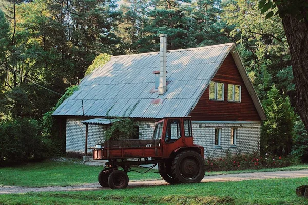 Schöne Aufnahme Eines Traktors Der Gegen Ein Ländliches Haus Und — Stockfoto