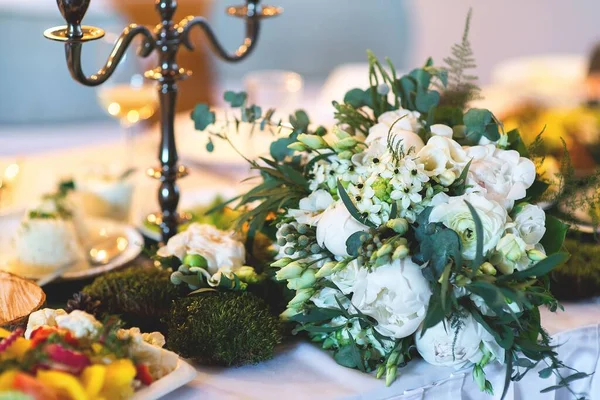 結婚式で白い緑の花の花束のクローズアップショット — ストック写真