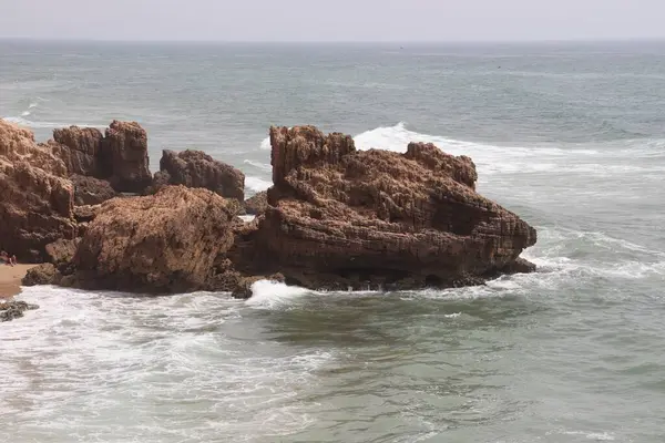 被汹涌的海浪冲刷着的摩洛哥大西洋海岸上的一群岩石的迷人景象 — 图库照片