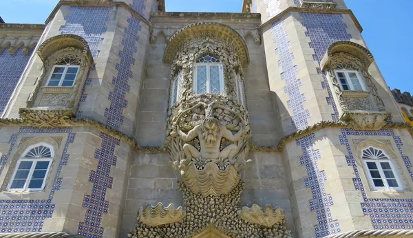 シントラのペナ宮殿のファサード 悪魔像の詳細装飾バルコニー リスボン ポルトガル 低角度 — ストック写真