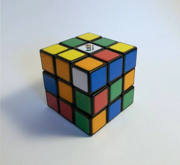 Cubo Rubik Não Resolvido Partir Ângulo Diagonal Superfície Branca — Fotografia de Stock