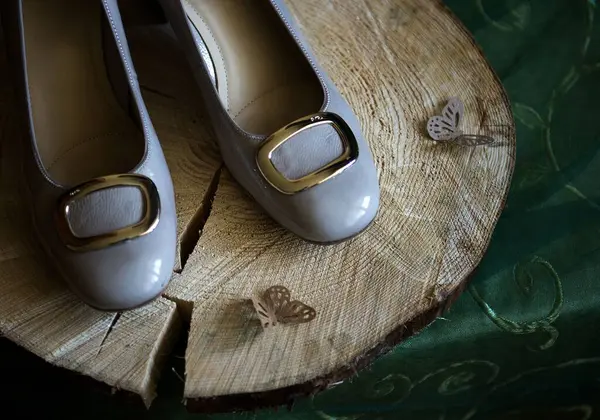 Close Sapatos Noiva Uma Superfície Madeira — Fotografia de Stock