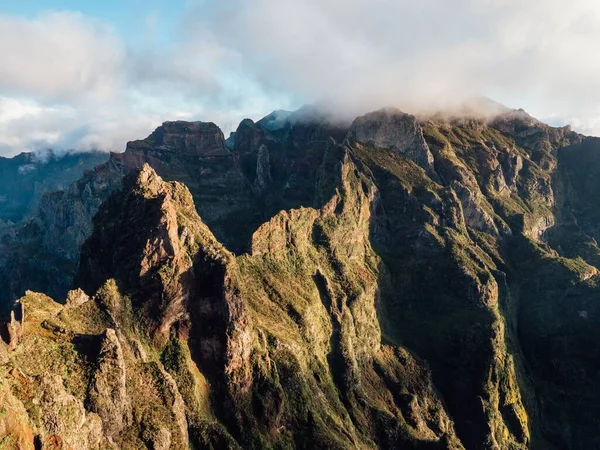 Een Prachtig Landschap Van Rotsachtige Bergen Wolken Madeira Portugal — Stockfoto