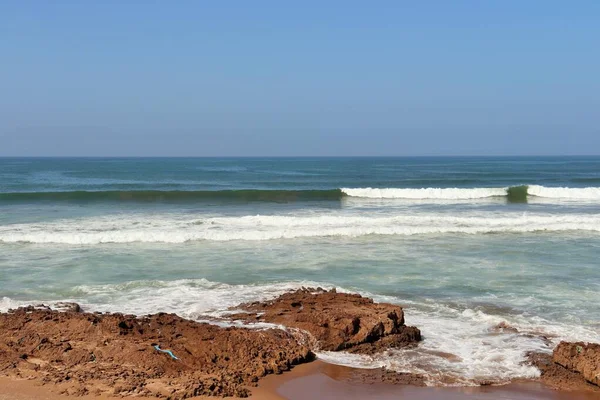 Una Vista Fascinante Una Costa Rocosa Con Olas Duras Día — Foto de Stock