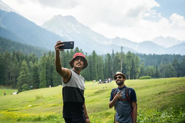 Man Taking Selfies Baisaran Valley Mini Switzerland Pahalgam Kashmir India — Stock Photo, Image