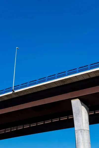 Puente Elevado Una Carretera Con Fondo Azul Del Cielo — Foto de Stock