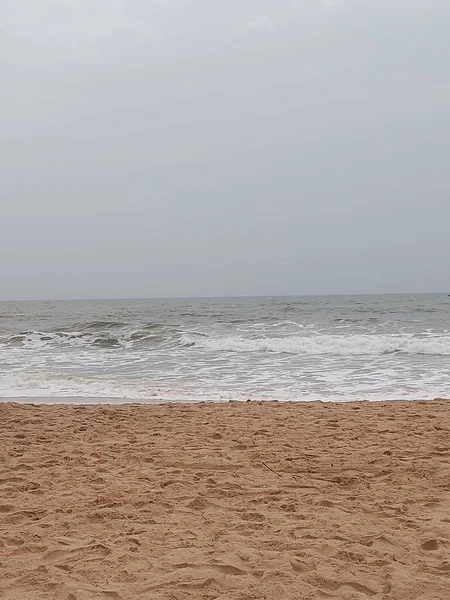 Вертикальний Знімок Моря Пляжі Калангут Під Сірим Небом — стокове фото