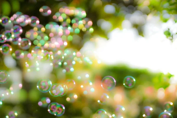 Plovoucí Mýdlové Bubliny Zahradě Pozadí Bokeh — Stock fotografie