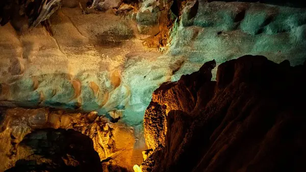 Eine Nahaufnahme Von Schönen Steinigen Edelsteinoberflächen Einer Höhle — Stockfoto