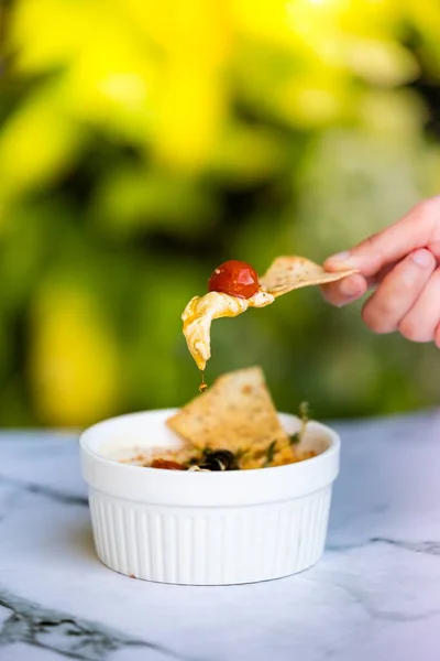 Una Mano Sumergiendo Una Salsa Nacho Con Queso Tomate — Foto de Stock