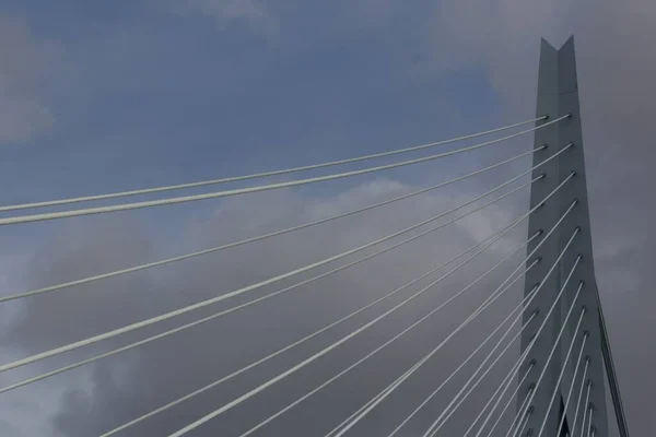 Tiro Ângulo Baixo Uma Ponte Suspensa Cinza Sob Céu Tempestuoso — Fotografia de Stock