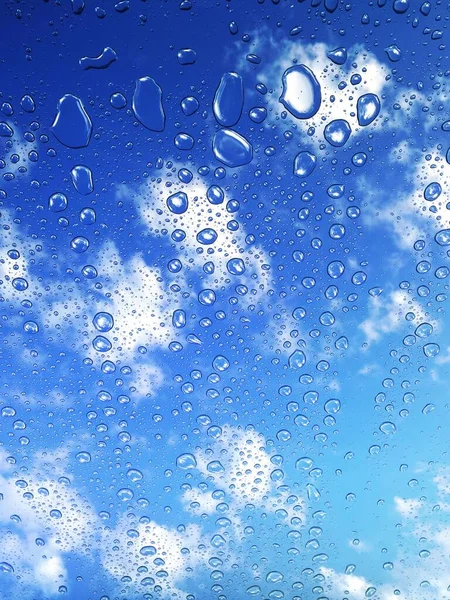 Chorro Vertical Gotas Agua Lluvia Ventana Bajo Cielo Nublado — Foto de Stock