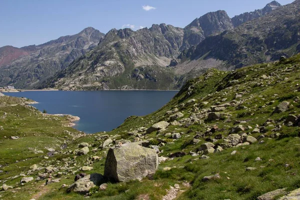 法国比利牛斯山脉上的一个湖泊 — 图库照片